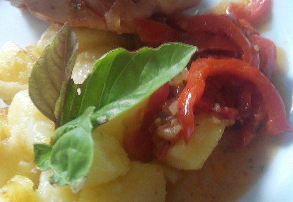 Курица с соусом «Взрыв сезонных овощей» и отварным картофелем от кулинарного импровизатора Пивного Антона