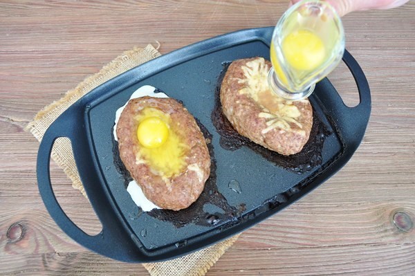 Шницель из домашнего фарша с яйцом