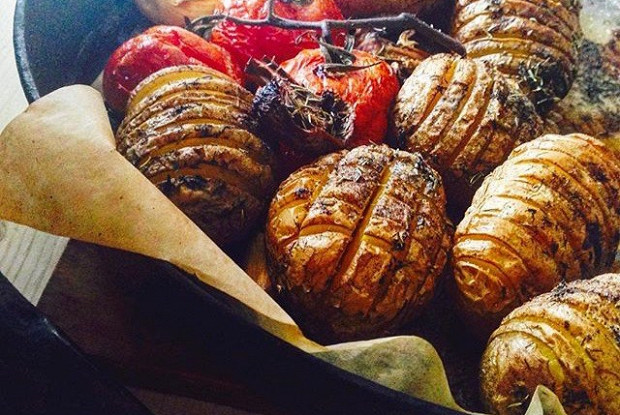 Запеченный картофель в крупной соли